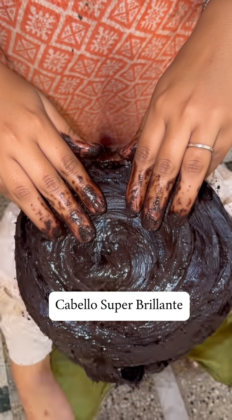 Descubre el antiguo secreto de la India: una mascarilla capilar natural de henna para un cabello más fuerte, brillante y con cobertura de canas