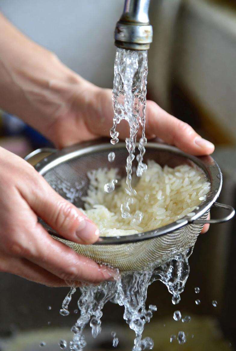 Agua de arroz: un sencillo remedio casero que muchas personas están redescubriendo para el cuidado del cabello y la piel