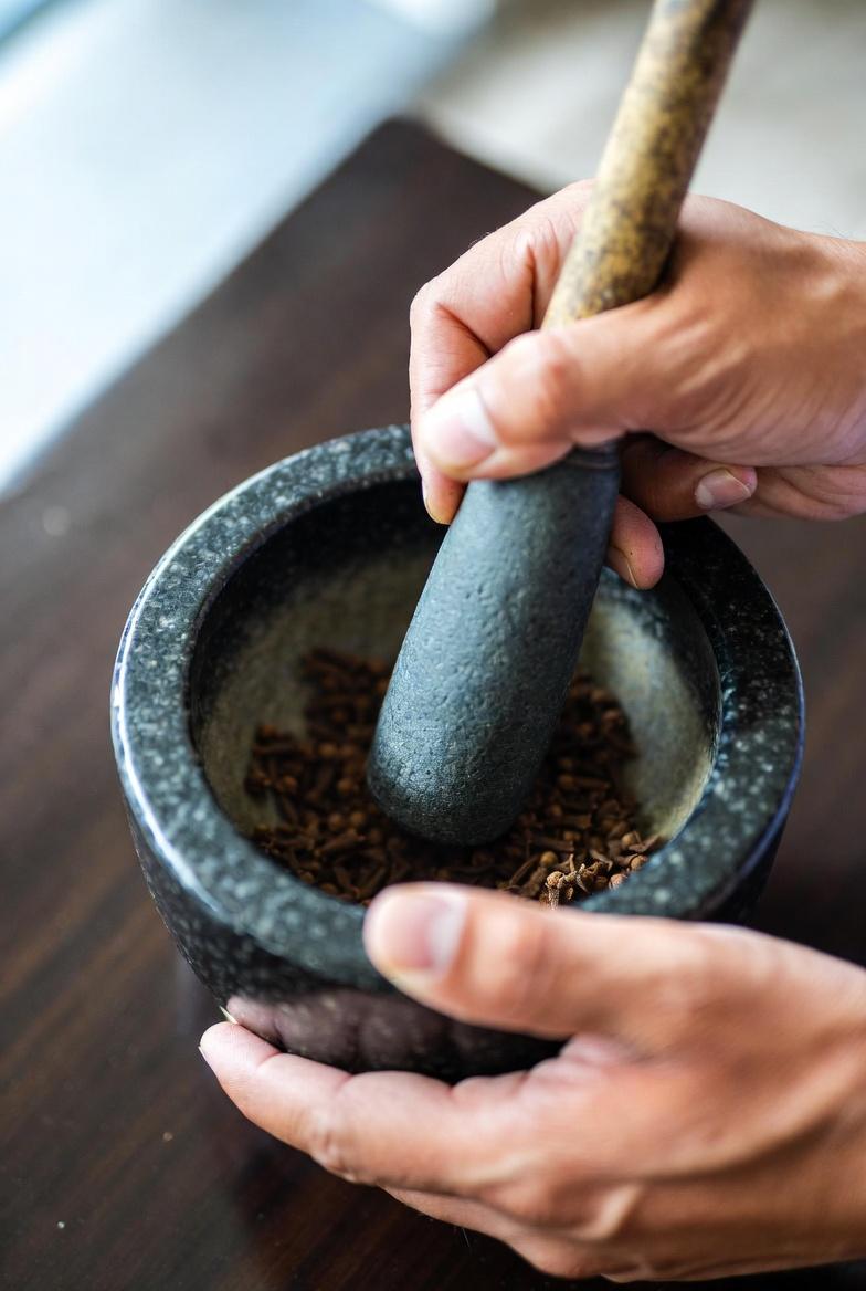 Ideas de cuidado natural de la piel: cómo usar clavos de olor y aceite de coco para favorecer una apariencia saludable de la piel