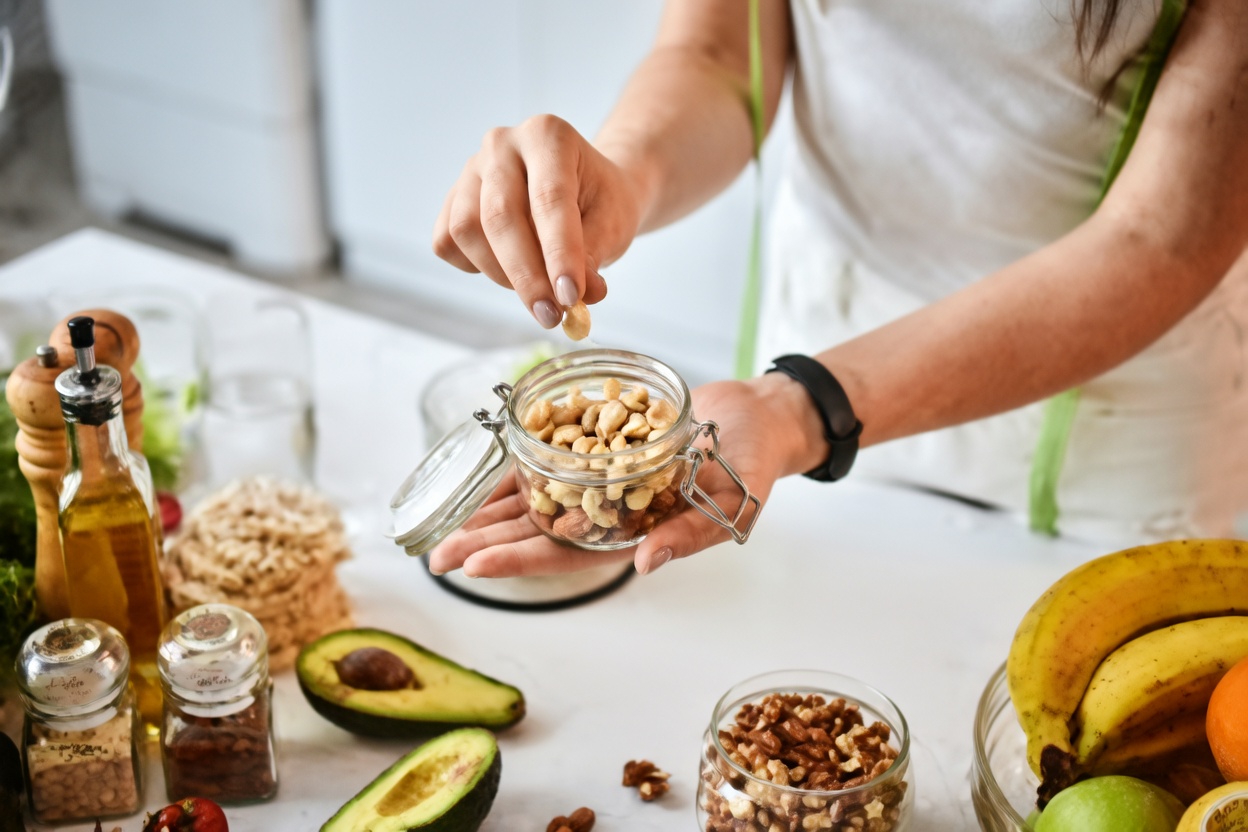 Seis frutos secos cotidianos que los adultos mayores pueden incluir a diario para apoyar hábitos de bienestar a largo plazo