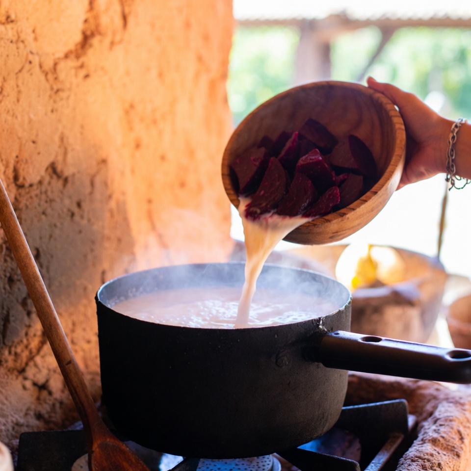 Vierte remolachas en leche hirviendo: ¡una deliciosa y saludable receta de 3 ingredientes!