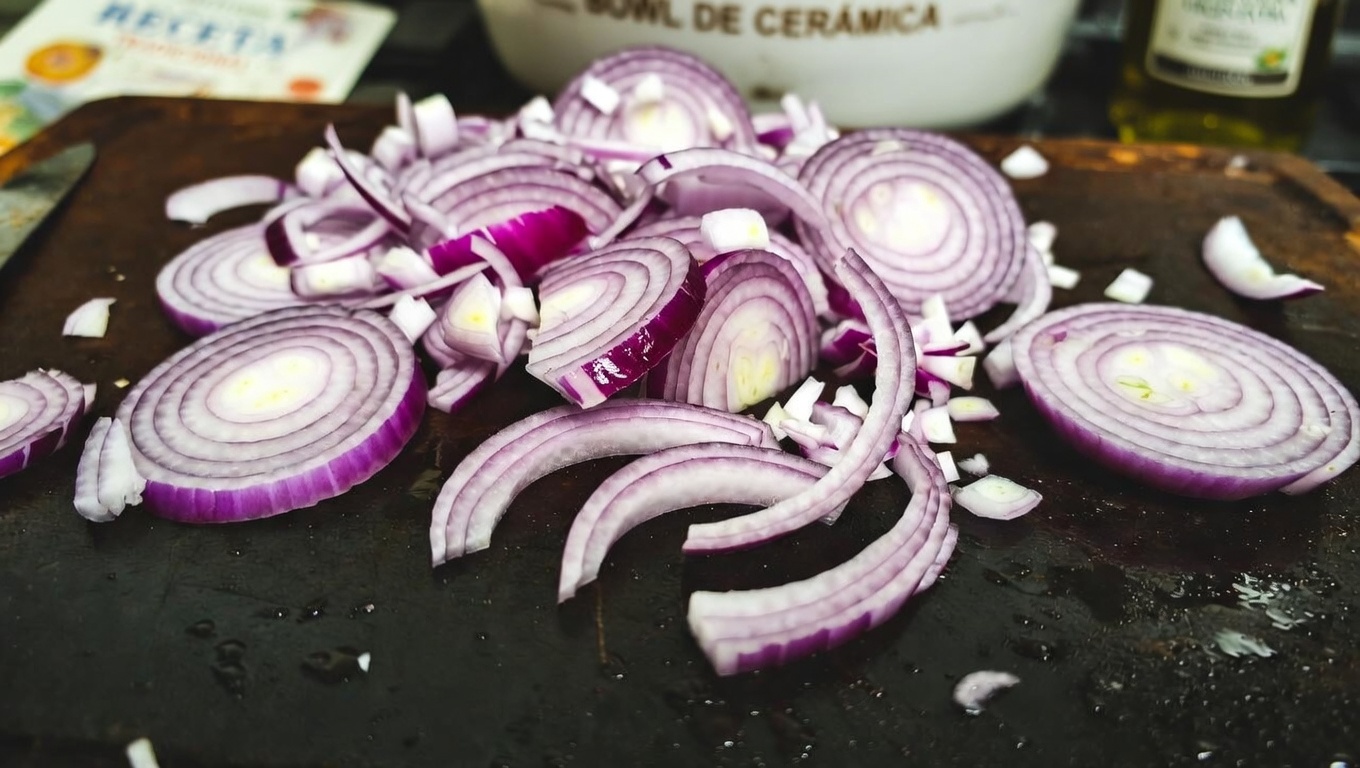 ¿Puede el té de cebolla roja realmente ayudar a mantener niveles saludables de azúcar en la sangre? Lo que la ciencia realmente muestra