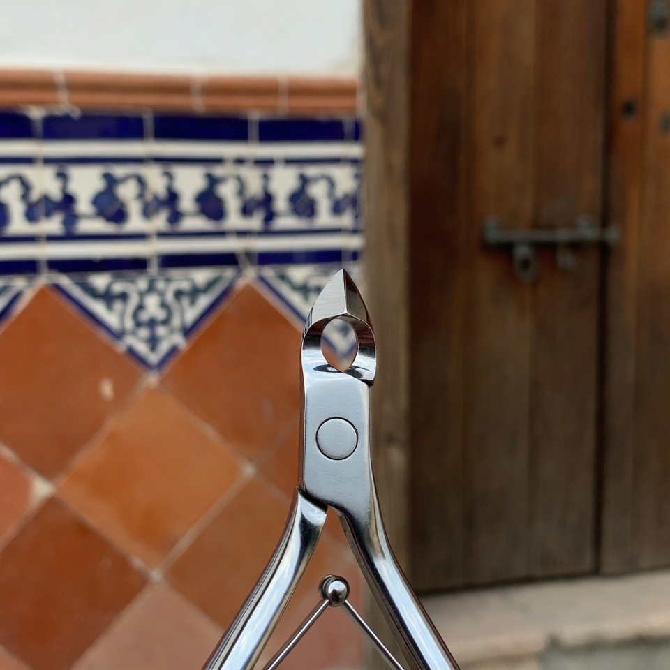 El “pequeño orificio redondo” del cortaúñas tiene usos especiales y potentes