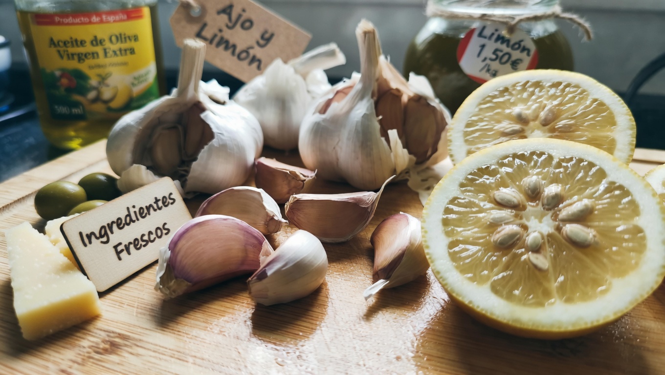 Explorando los posibles beneficios para la salud ocular del ajo y el limón en tu dieta