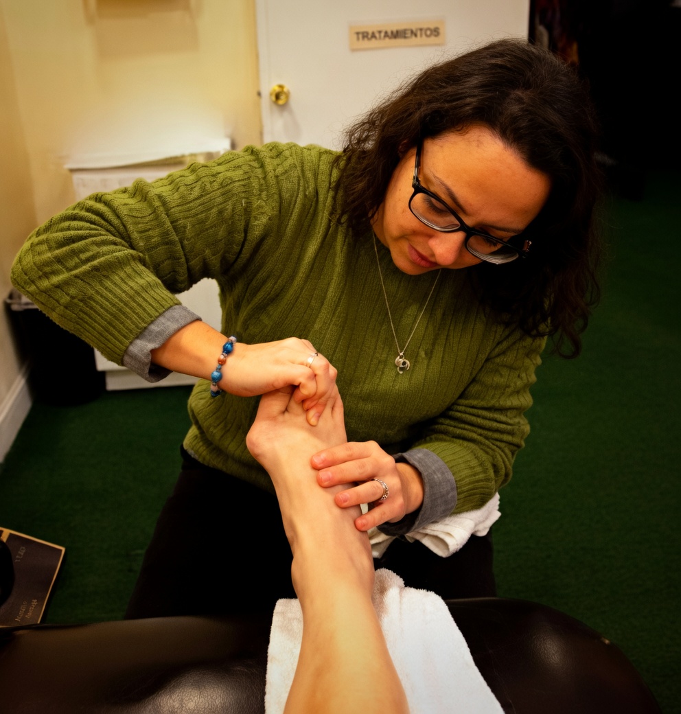 ¡Comienza en los OJOS y PIES! 9 SIGNOS de B12 BAJA (Médicos Ignoran Esto)