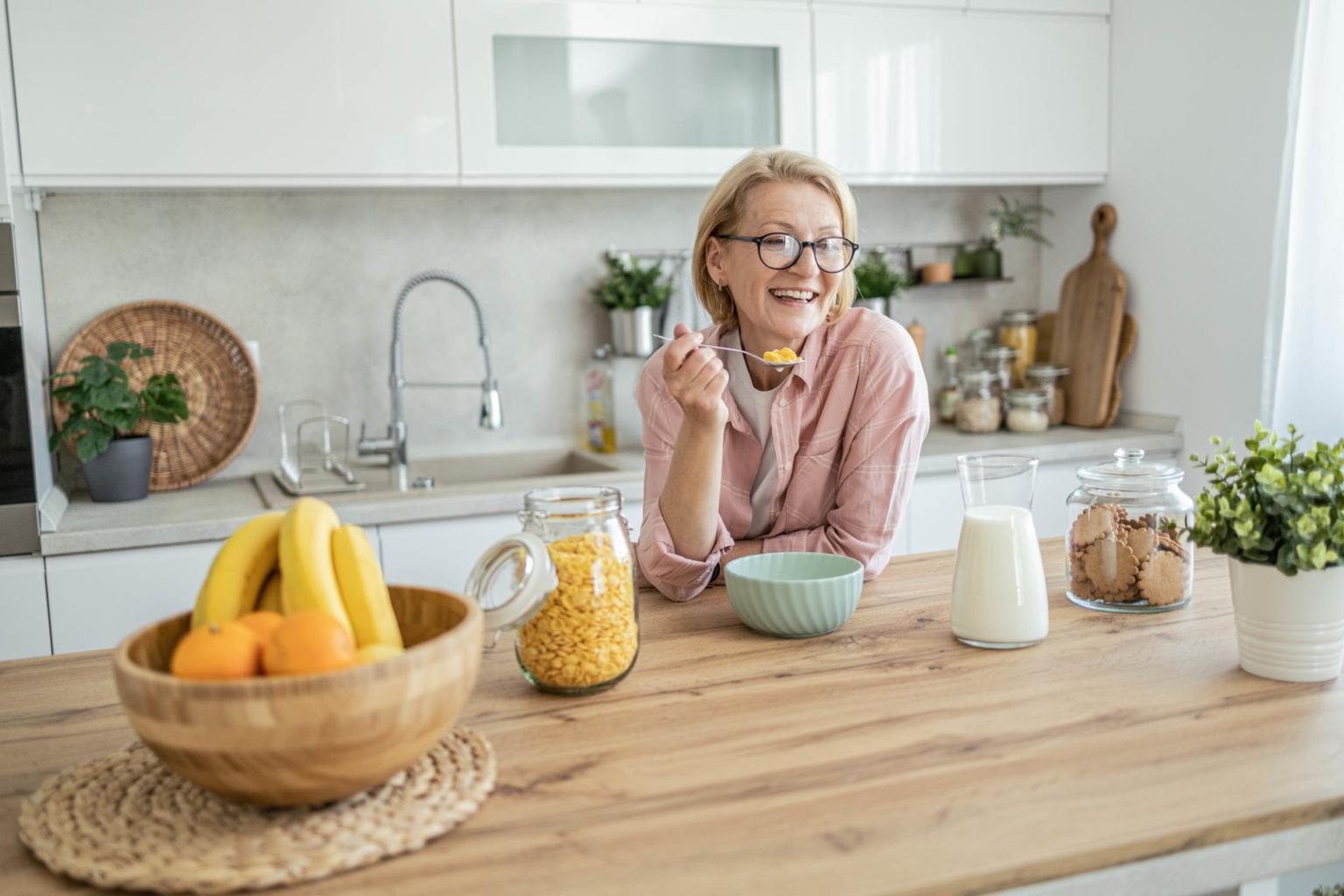 Cardióloga Advierte_ 3 Errores al Beber Agua Tibia por la Mañana Después de los 60